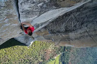 Alex Honnold demorou menos de quatro horas a subir o lado sudoeste do El Capitan, com o Parque Natural de Yosemite, na Califórnia, em pano de fundo