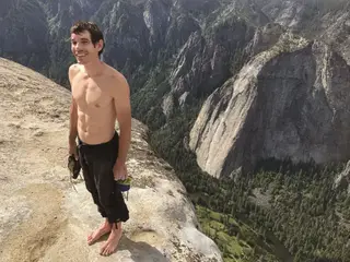 Depois de oito anos de treinos intensos, dois dos quais registados no documentário Free Solo, o alpinista californiano galgou 910 metros de rocha, a pique, só com a força dos dedos das mãos e a máxima concentração