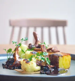 Batata&cogumelo, um dos pratos principais, acompanha com creme de couve-flor assada, molho bordelaise e cerefólio