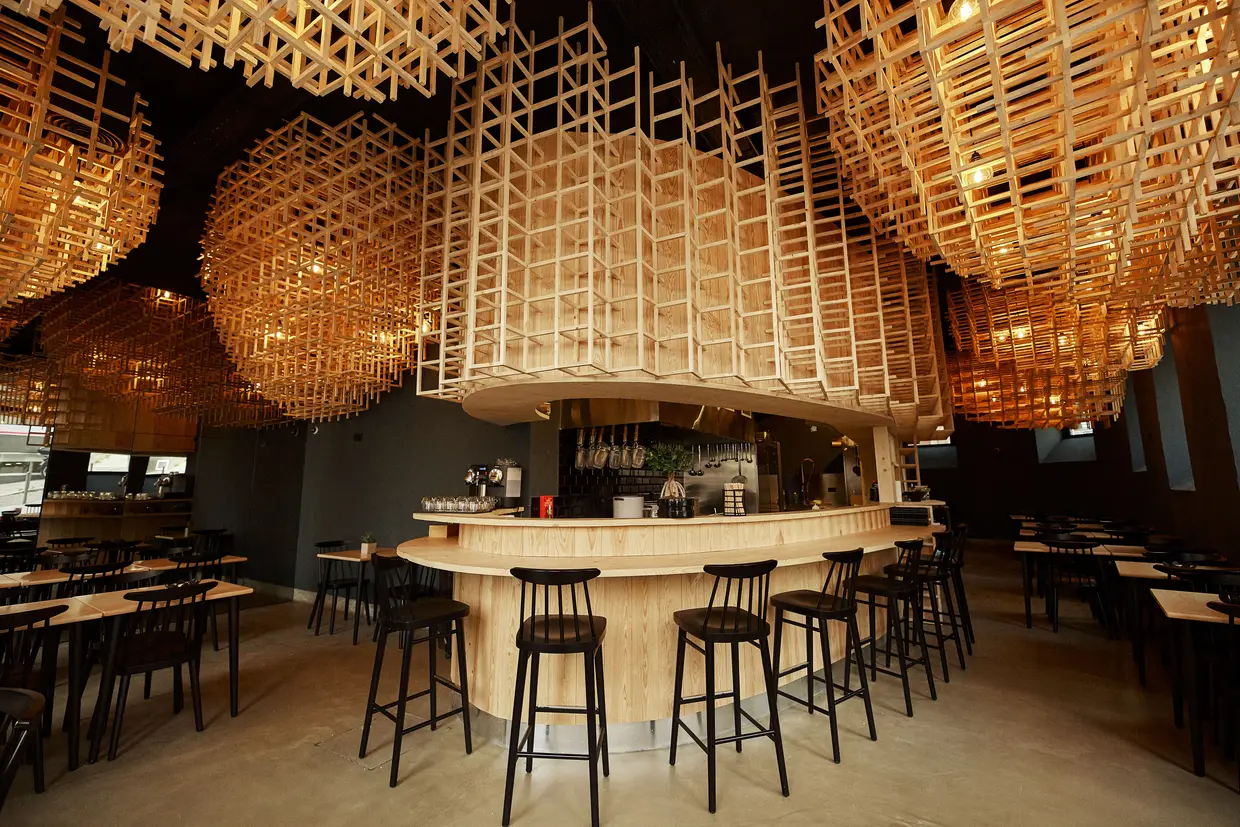 A decoração inspirou-se no ajitama, o ovo especial que serve de topping aos cinco ramen que existem neste novo restaurante