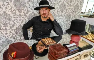 Sven Fiel, criador da loja Chess & Hats, organiza concertos, ao sábado, nas Galerias Lumière. A partir das 16h podem ouvir-se bandas de vários géneros musicais, mas sempre num registo tranquilo
