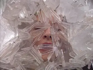 Imagem da instalação-vídeo "Spirit House", de Marina Abramovic
