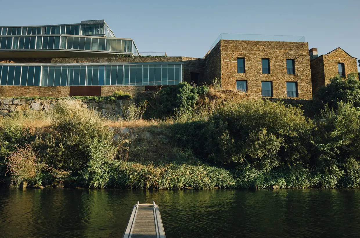 Inspirado no Douro Vinhateiro, o hotel desenvolve-se em socalcos, em que se moldam as encostas