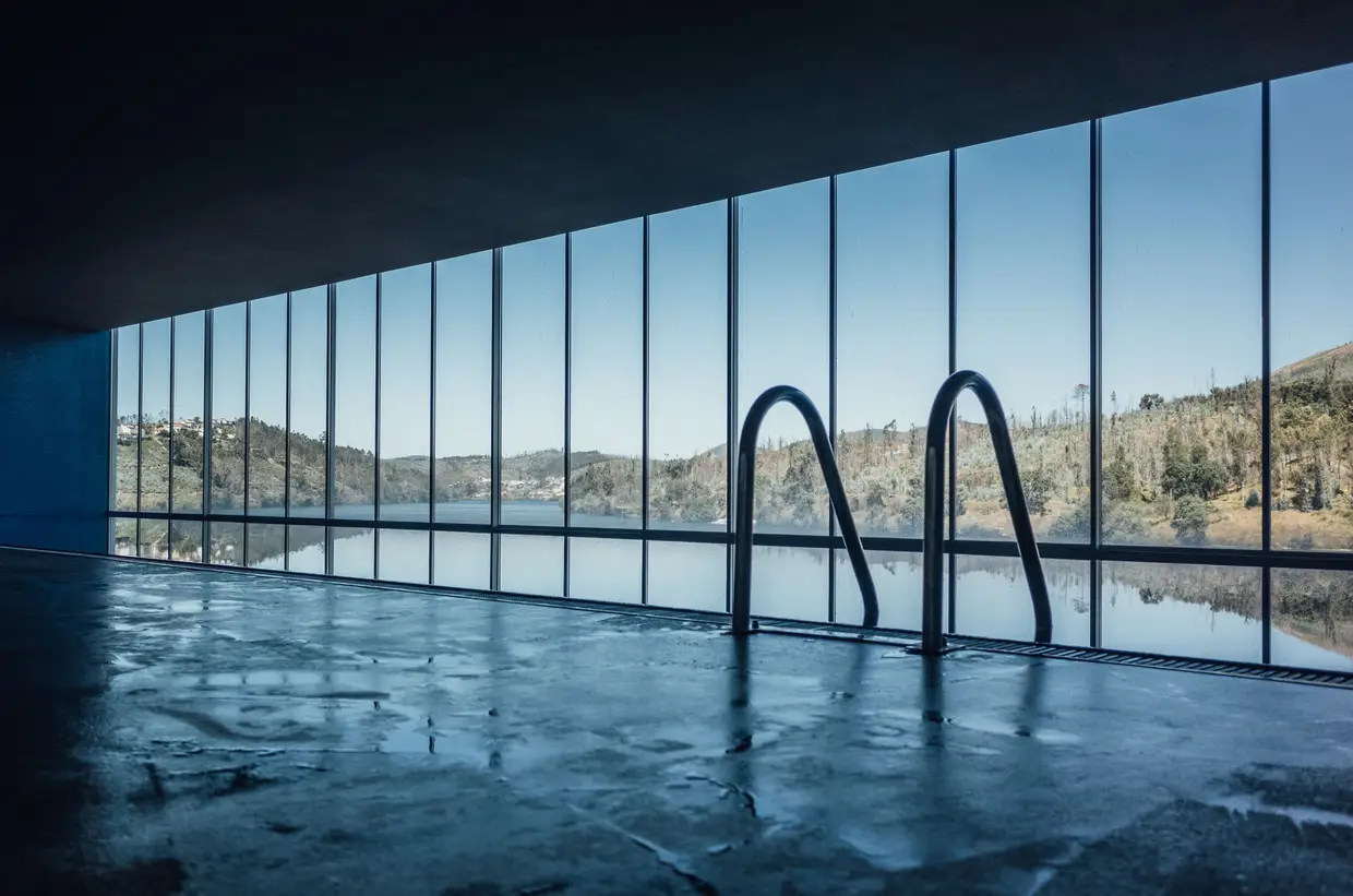 O spa tem sauna, banho turco, tepidário, ginásio e piscina interior aquecida, aberta 24 horas