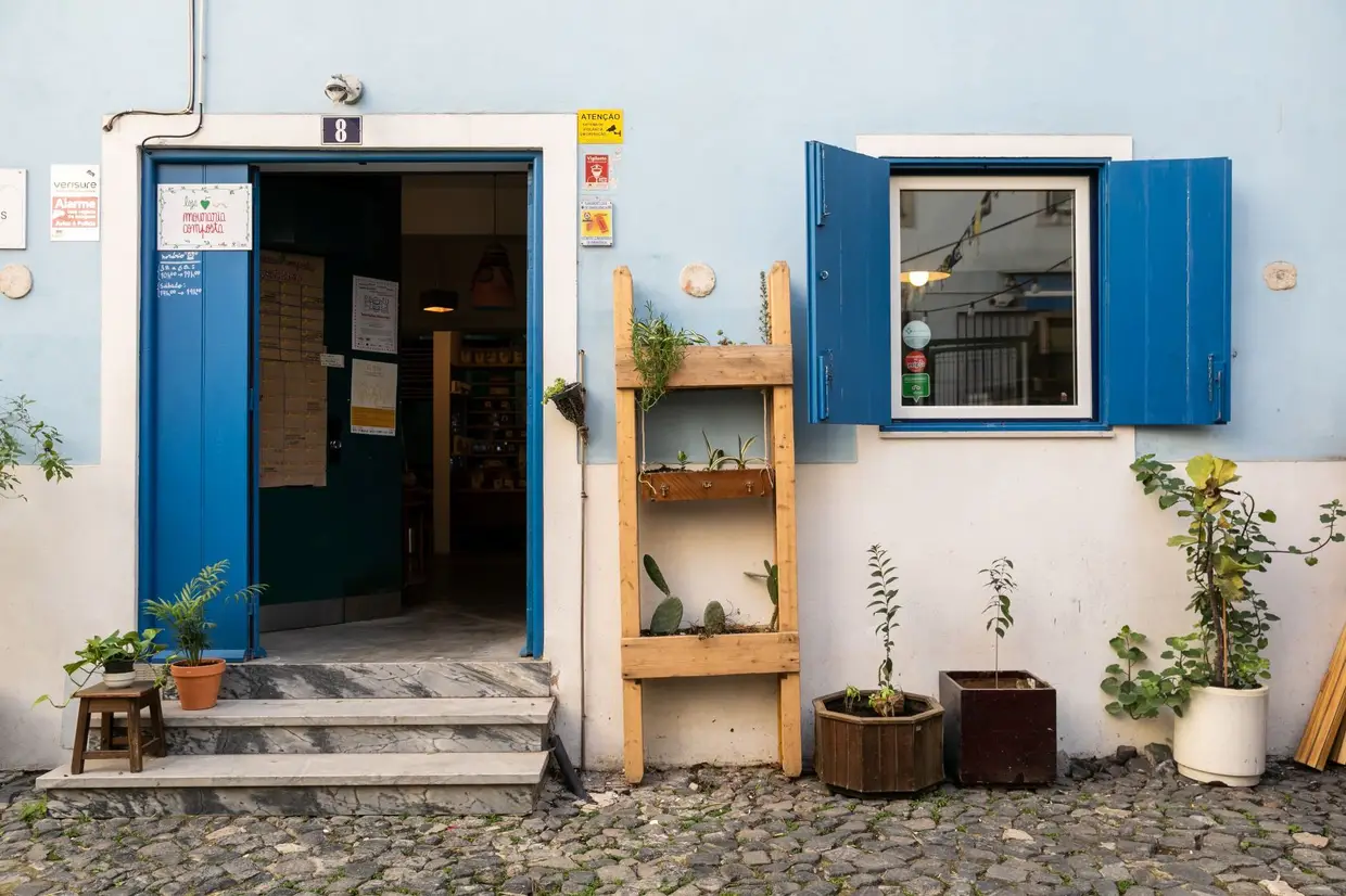 A loja-atelier inaugurou em outubro de 2018. “A dinâmica do bairro mudou, era preciso responder a outras necessidades, desde logo ao nível da sustentabilidade ambiental”, diz Inês Andrade, presidente da Associação Renovar A Mouraria