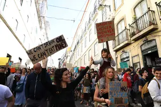 Pais juntam-se ao protesto