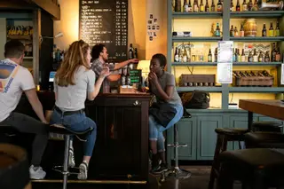 No Crafty Corner, no Cais do Sodré, Lisboa, peça-se os tasting paddles com cinco ou 12 variedades de cervejas artesanais