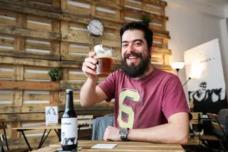 João Oliveira é o proprietário da Colossus, marca de cerveja artesanal que acaba de abrir um bar na fábrica