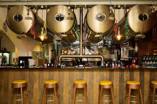 Na Levare, além dos cinco estilos-base de cerveja artesanal, há, todos os meses, edições especiais para provar