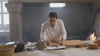 Na cozinha do Mosteiro de Arouca, a chefe Marlene Vieira sentiu-se nostálgica, “quase a meditar”, ao confecionar doçaria conventual segundo o manuscrito com 300 anos do Convento de Santa Clara, em Évora