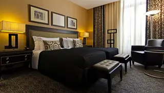 O hotel conta com 80 quartos, confortáveis e espaçosos, e sete suítes (duas delas, com banheira de hidromassagem), distribuídos por três pisos
