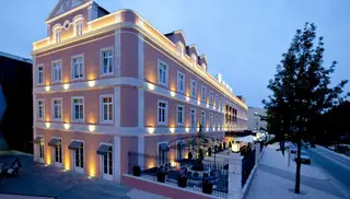 O Sana Silver Coast ocupa o edifício do Grand Hotel Lisbonense que ali funcionou durante mais de 100 anos, e onde dormiram artistas, escritores e políticos