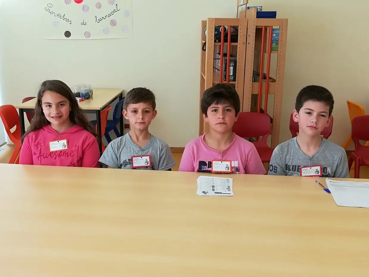 Na Escola Básica de S. Martinho de Mouros, Ricardo Francisco, Eduarda Macedo, Miguel Pinto, Martim Varandas e Joana Pereira, eram os escrutinadores da mesa de voto...