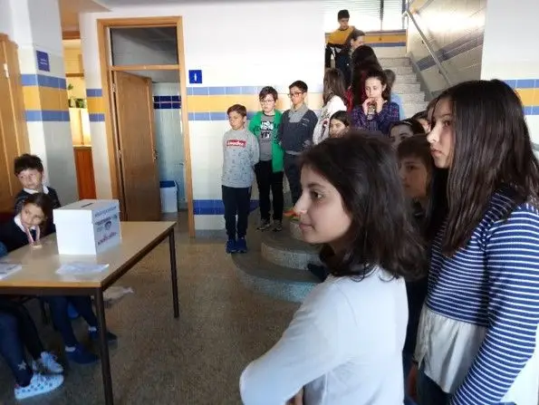 ... e aqui, os alunos do 2º ciclo a aguardarem a sua vez de votar