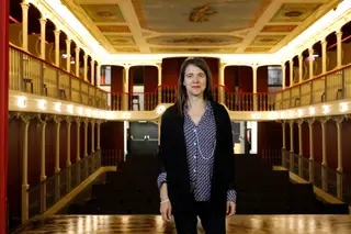 Susana Menezes, a diretora do LU.CA, no palco do teatro