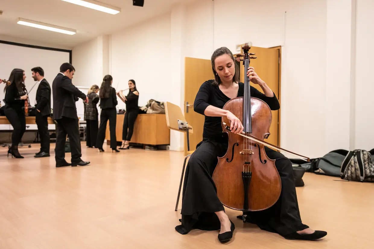 A violoncelista Catarina Távora é a responsável pelos projetos pedagógicos da Orquestra sem Fronteiras