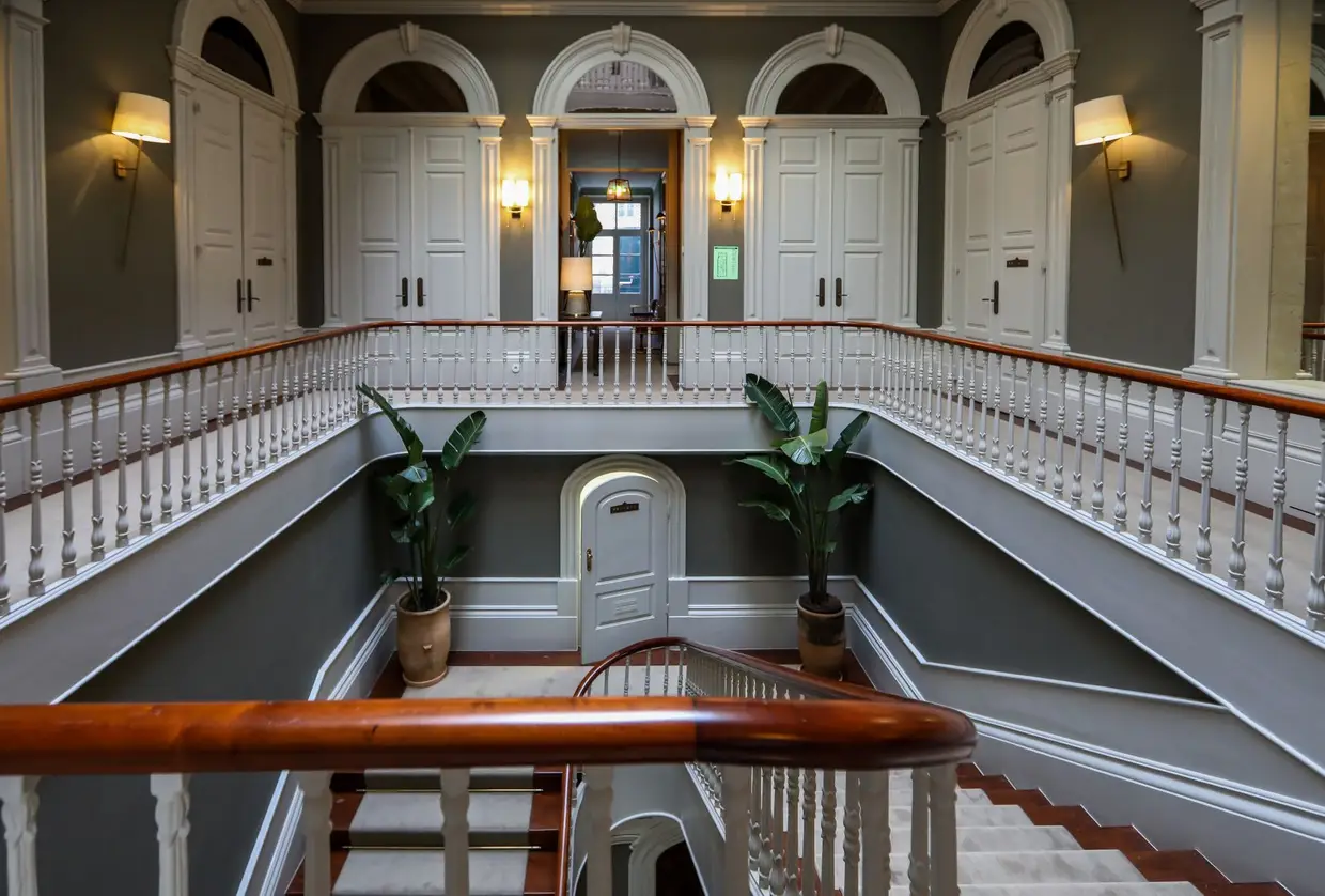 Na renovação do edifício do século XIX, respeitou-se a traça original, mantendo os arcos de pedra, as grandes portadas e janelas, os puxadores e as fechaduras das portas