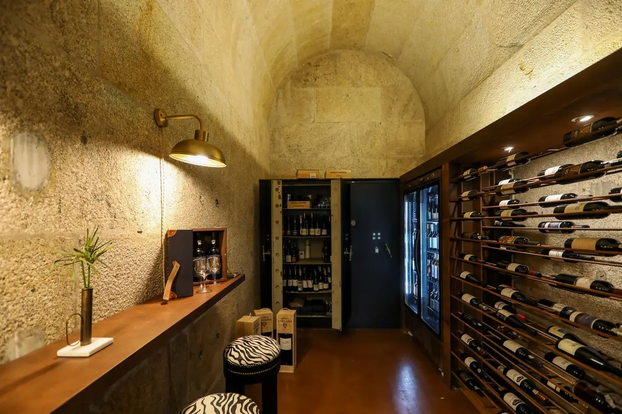 A garrafeira e wine bar, só com vinhos portugueses, está instalada onde outrora existiu o cofre de um banco
