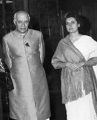 Os Nehru-Gandhi, sangue pela Índia Indira Gandhi (que usou o apelido do marido) era filha de Jawaharlal Nehru, o histórico primeiro dirigente da Índia independente. Educada para lhe suceder, construiu o seu próprio espaço, desempenhando um papel de importância global na Guerra Fria. Foi assassinada, tal como o seu filho, Rajiv, que, por sua vez, lhe tinha sucedido no cargo.