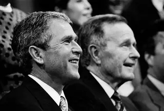 A passagem de testemunho dos Bush George W. Bush foi o segundo do clã eleito Presidente dos EUA (entre 2001 e 2009). O seu pai, George H. W. Bush, foi vice de Ronald Reagan e Presidente entre 1989 e 1993. O pai apadrinhou os primeiros passos do filho na política, nomeando-o assessor da sua própria campanha. Jeb, irmão de George H. e tio de George W., foi governador da Florida.