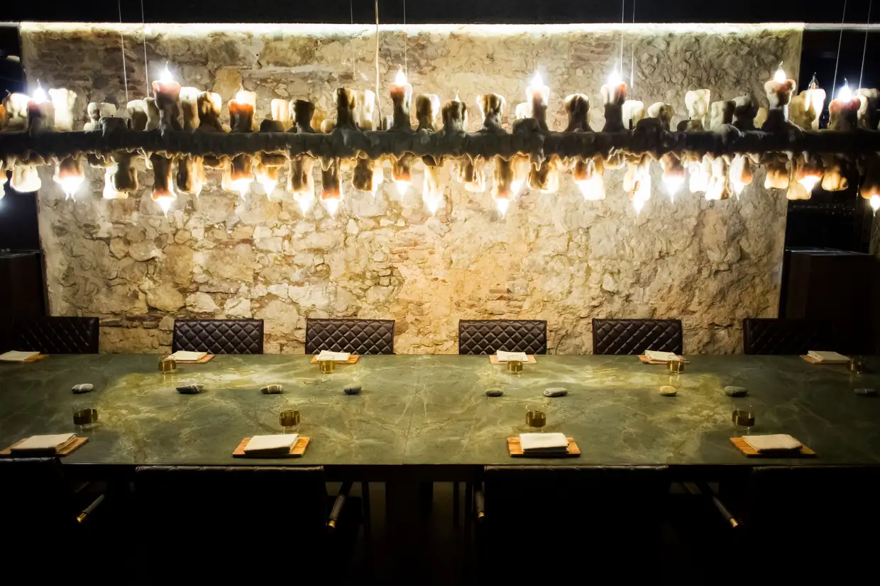 O restaurante divide-se por três salas: Estufa, à entrada, com 10 lugares; Mesa de Jantar, com uma mesa para 12 pessoas; e Sala dos Fundos, com 12 lugares