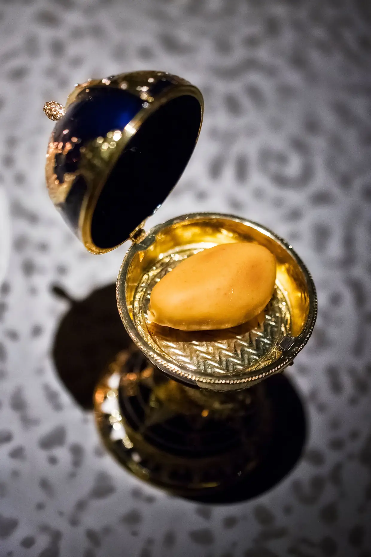 Pedra, Papel ou Tesoura dá nome à sobremesa feita com alho fermentado durante 85 dias, chocolate branco e maracujá, a lembrar um ovo Fabergè