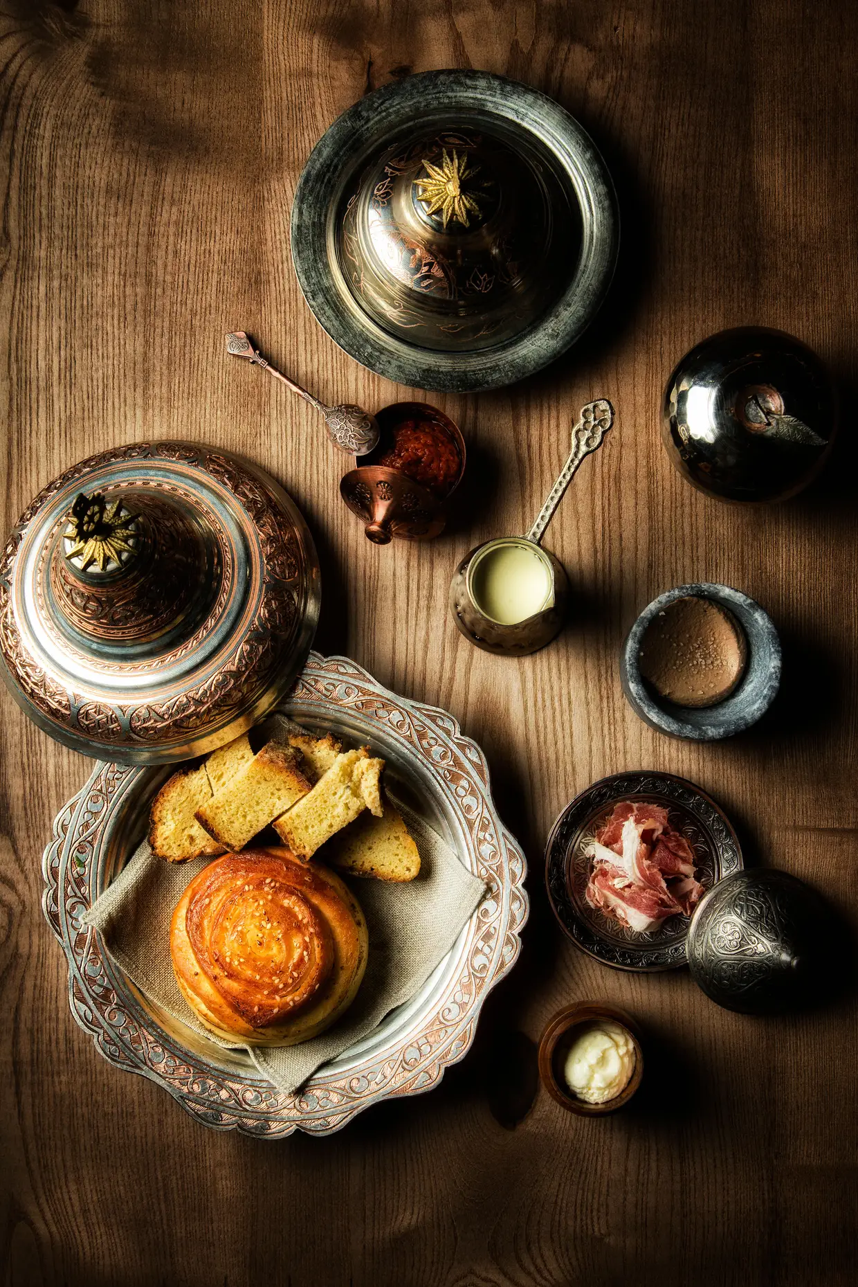 Bem-vindos à Bósnia! dá início ao único menu, com 17 momentos. É composto por pão da mãe Rosa (uma receita da mãe de Ljubomir), broa de milho e especialidades jugoslavas, como o fumado de borrego e o ajvar (uma pasta de pimento e beringela)