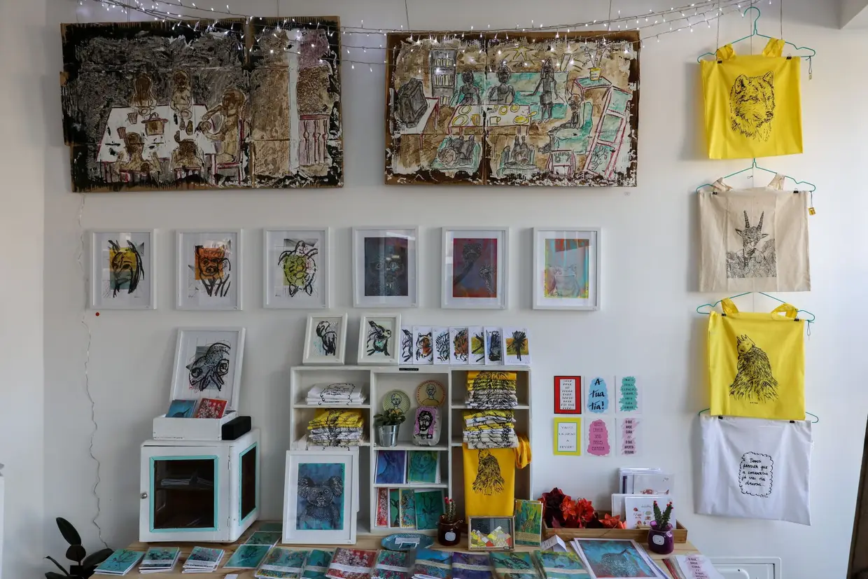 Quase não há espaços em branco, na Squid Ink Works que vende sacos, cadernos e postais, além de trabalhos em serigrafia, cerâmica e ilustração