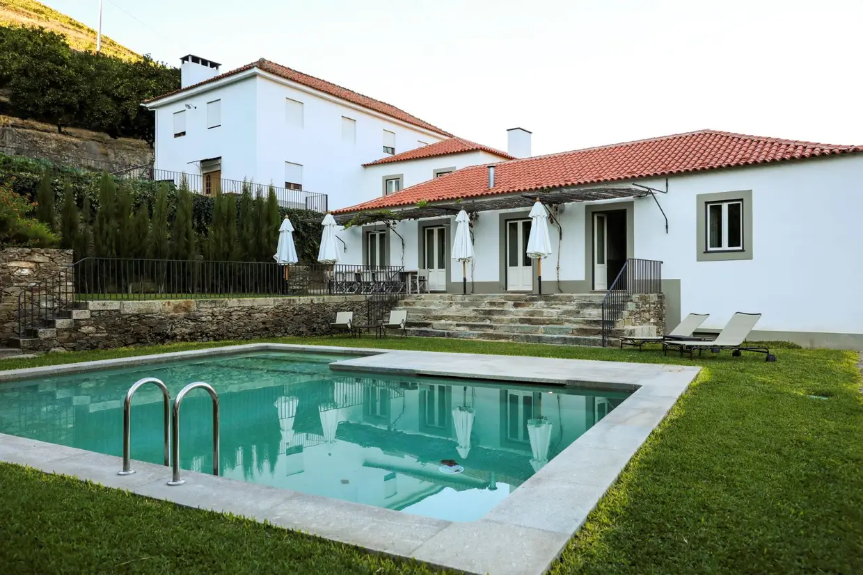 Para lá da vista panorâmica, nesta casa junto ao Douro podem fazer-se passeios e há uma piscina