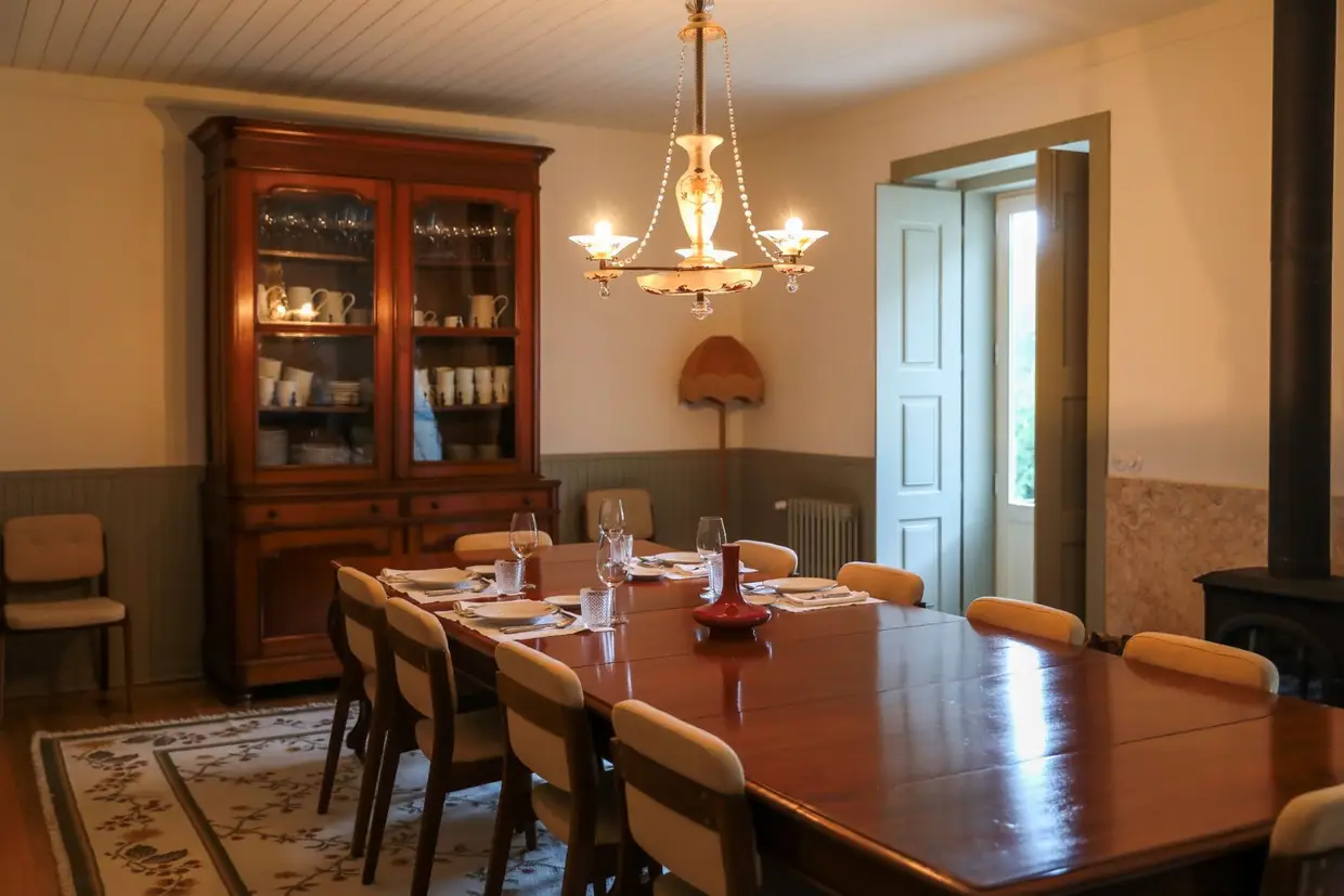 Na sala da casa servem-se refeições com legumes biológicos da horta da quinta