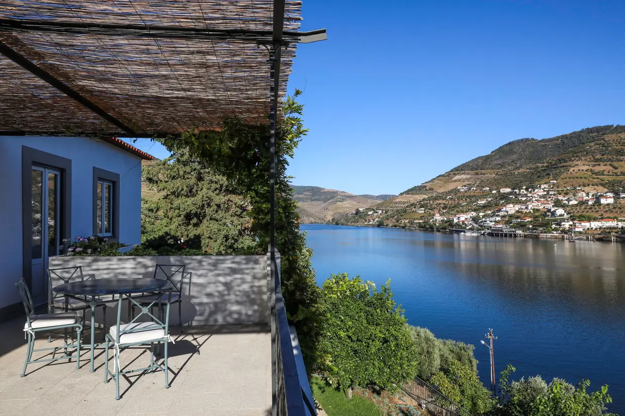 Com a chegada dos dias longos, a varanda, aberta sobre o rio Douro, é um dos lugares mais procurados na Quinta dos Murças