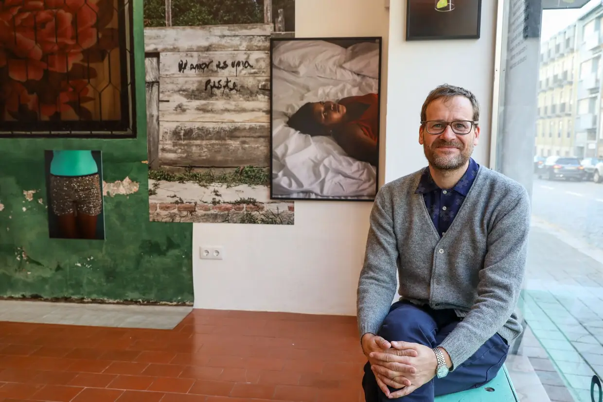 O espanhol Pablo Berástegui chegou a ser responsável pela PHotoESPAÑA e agora abriu o Espaço SP620, uma galeria de fotografia, com residência para artistas. Interessa-lhe, explica, “estar mais perto do ato criativo, ter tempo para pensar e fazer algo de escala pequena”