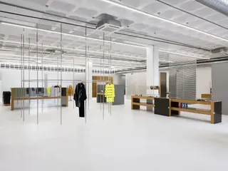 A Tem-Plate funciona como uma galeria de paredes e de tetos brancos, com as peças apresentadas num cenário futurista e minimalista