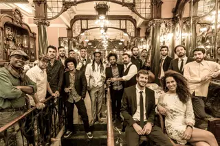 A Orquestra Bamba Social é constituída por 17 músicos portugueses e brasileiros. Denise Machado, vocalista, é a única mulher