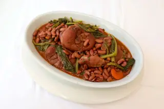 A carta do restaurante é dedicada à cozinha tradicional portuguesa. Mas não se admire se, em breve, a ementa incluir sabores angolanos, entre eles moamba de galinha, calulu de carne seca, caldo de peixe com mandioca ou sopa de feijão com esparguete e unhas de porco