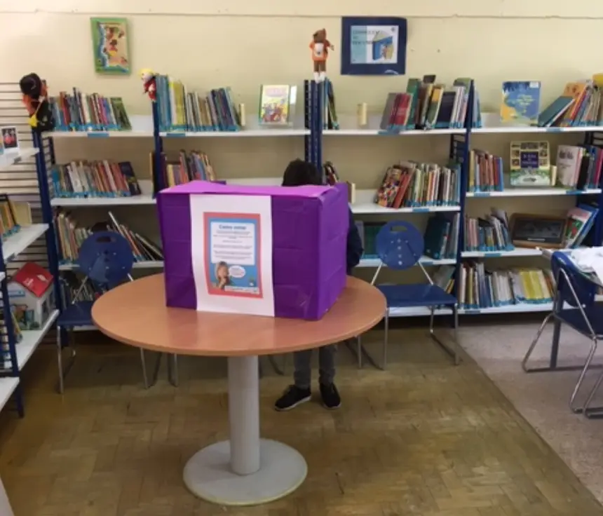 Na Escola Básica da Telha Nova, do Agrupamento de Escolas de Santo André, no Barreiro, a urna era muito colorida!
