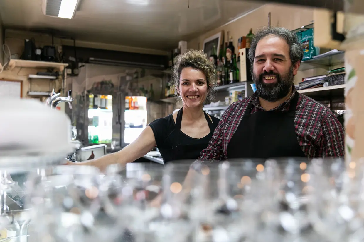 Carlos Tavares e Luísa Moreira gerem a sala de O Maravilhas, um dos mais concorridos templos da cozinha portuguesa tradicional na zona