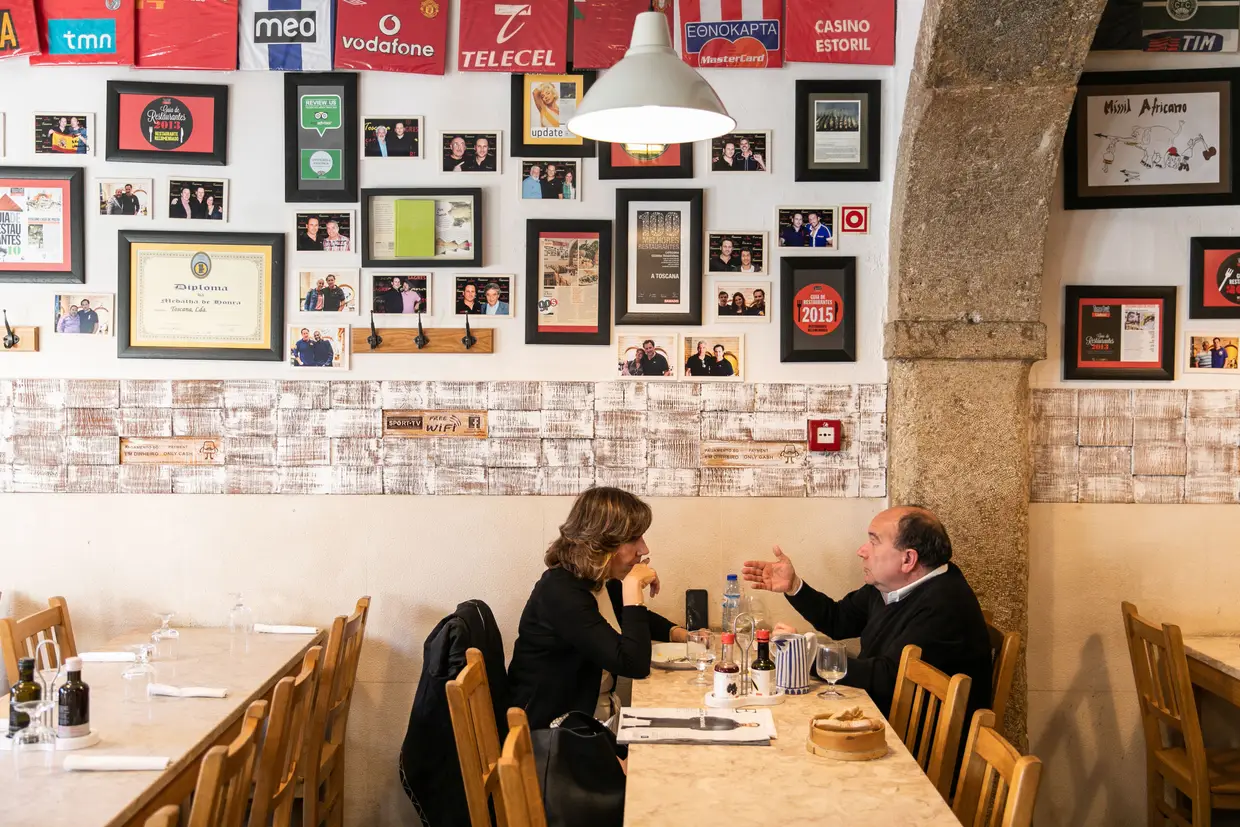 Aberto há 40 anos, o Toscana Casa de Pasto é conhecido pela qualidade dos peixes grelhados, formando-se fila à porta, durante a hora do almoço (não aceita reservas)