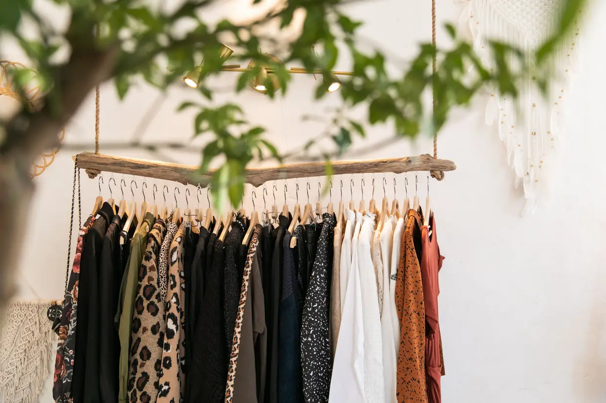 A O Concept Lisboa junta roupa e acessórios, com algumas peças de decoração e, num dos cantos, funciona um microcabeleireiro