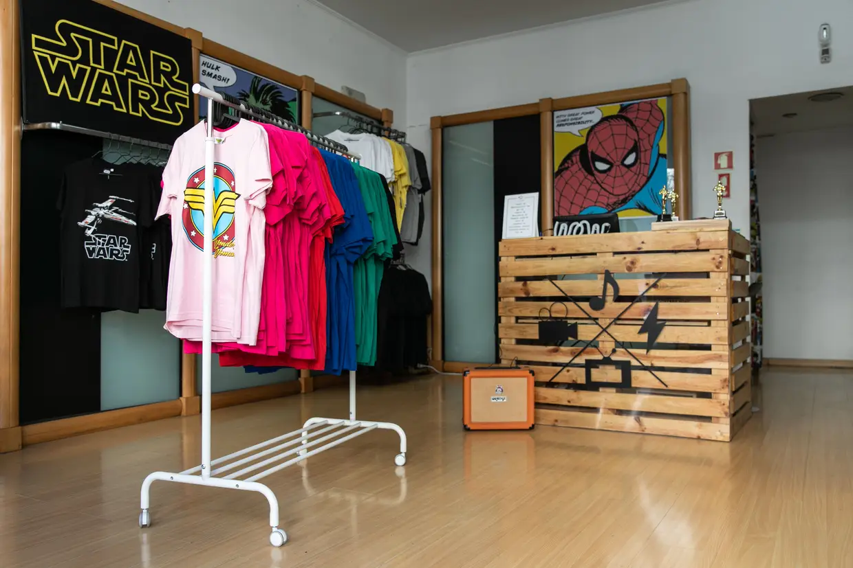A Incrível Loja de Tudo abriu na Rua Prior do Crato, para vender merchandising de cultura pop, que vai desde t-shirts com os heróis da Marvel a canecas da Guerra dos Tronos