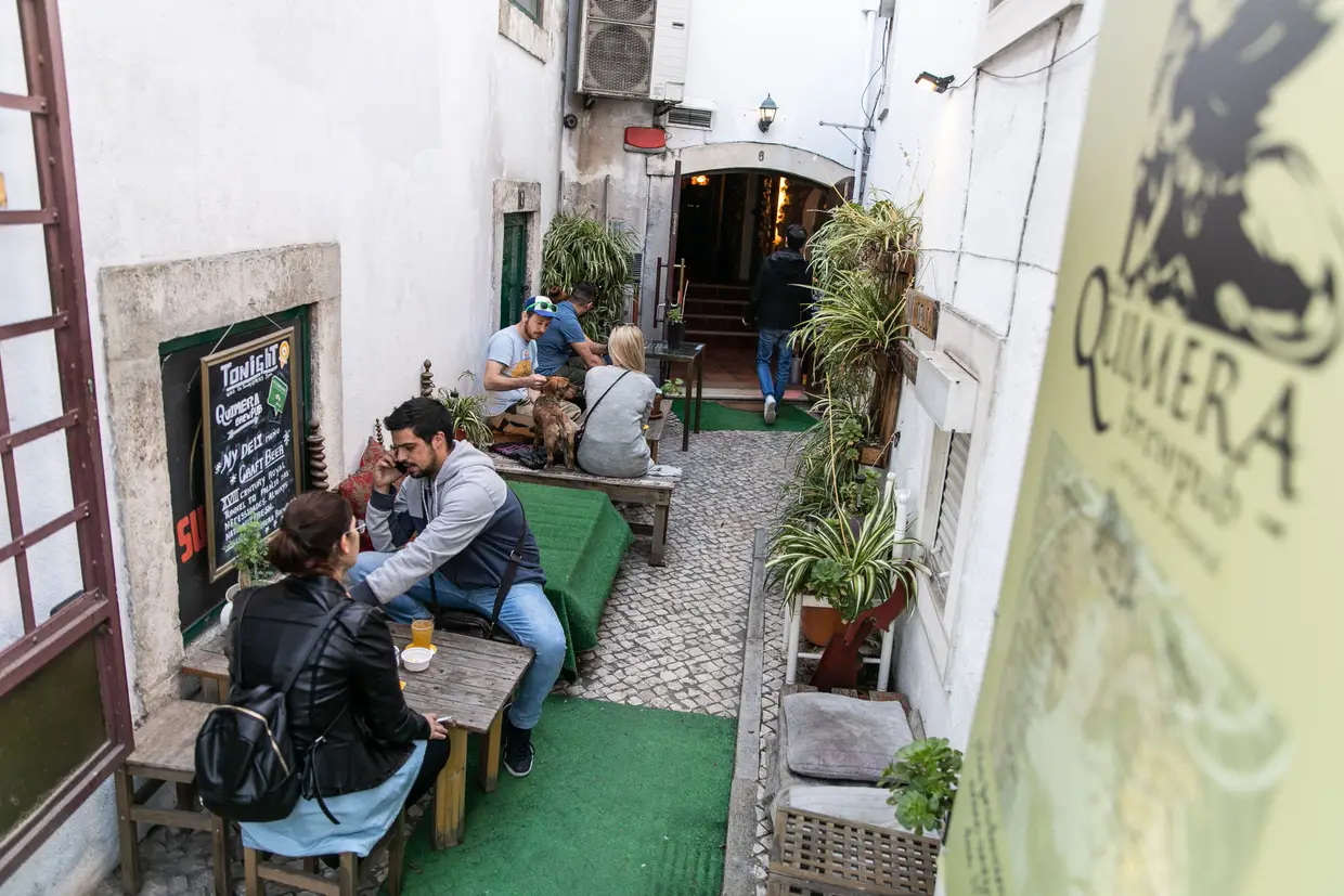 O Quimera Brewpub tem também um pátio. Ali, provam-se cervejas artesanais, fabricadas na casa e de microcervejarias portuguesas