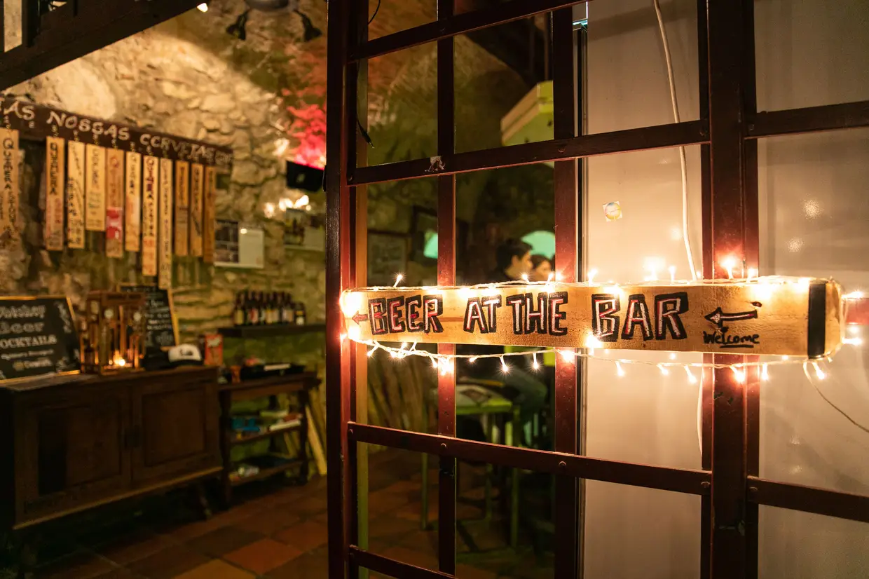 O Quimera Brewpub, de Raquel Nicoletti e de Adam Heller, ocupa um túnel do século XVIII, antiga passagem da Cavalaria Real para o Palácio das Necessidades