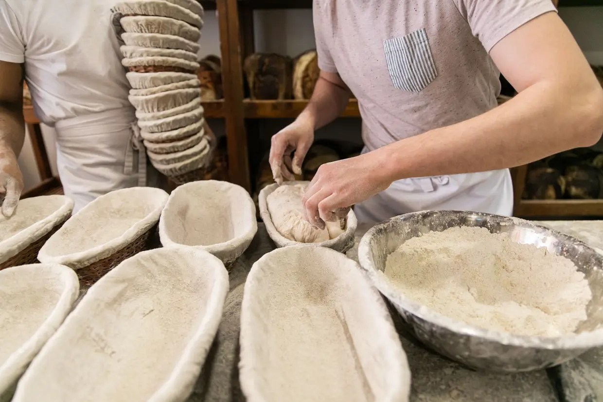 Recentemente, a padaria Gleba, de Diogo Amorim, passou a abrir todos os dias e a fazer entregas, para responder a um número cada vez maior de restaurantes, mercearias e cafetarias que vendem os seus pães de fermentação lenta
