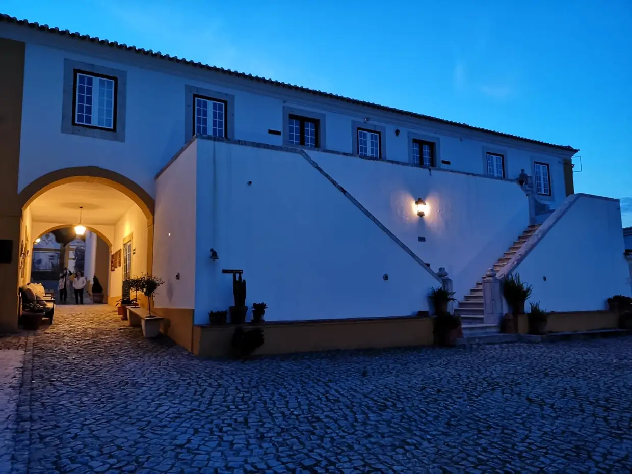 O hotel divide-se entre a casa antiga (17 quartos mais 2 apartamentos) e a ala nova, com 12 quartos, spa e restaurante