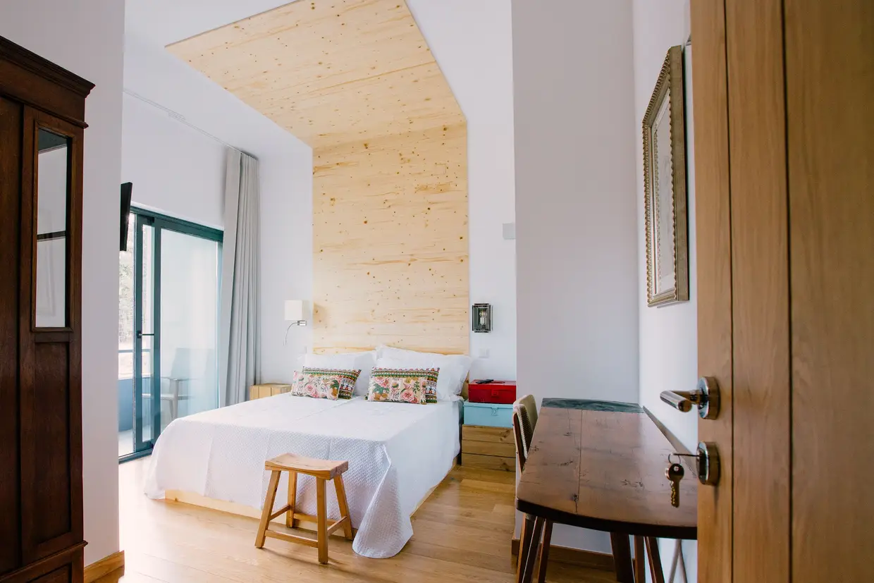 Nos 12 quartos da ala nova, onde também fica o spa e o restaurante, a decoração rústica combina na perfeição com o lugar