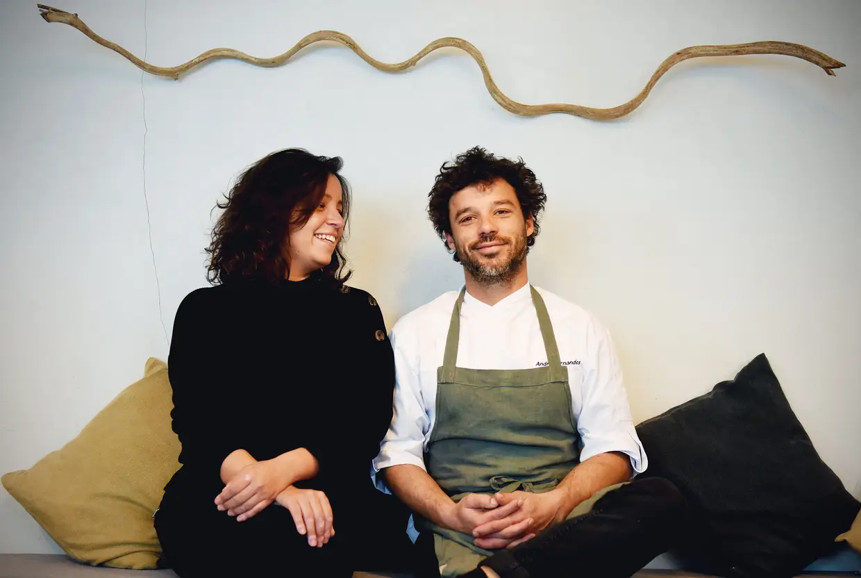 Depois de ter viajado pelo mundo a cozinhar, André Fernandes decidiu voltar a Lisboa, em 2018, para abrir o Attla, com pratos dos países por onde passou. Rita Chantre, a namorada, ajuda na gestão do restaurante