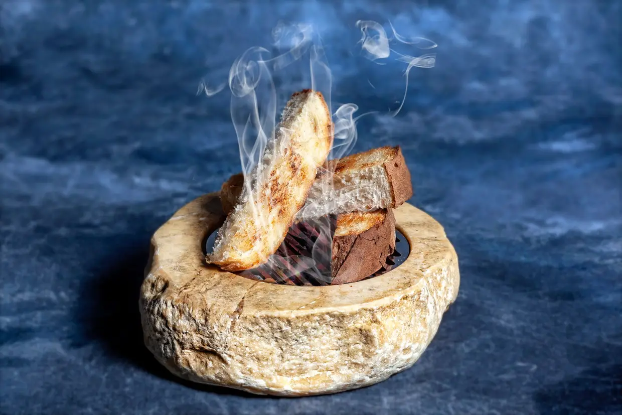 Pão torrado na grelha pincelado com lardo fumado