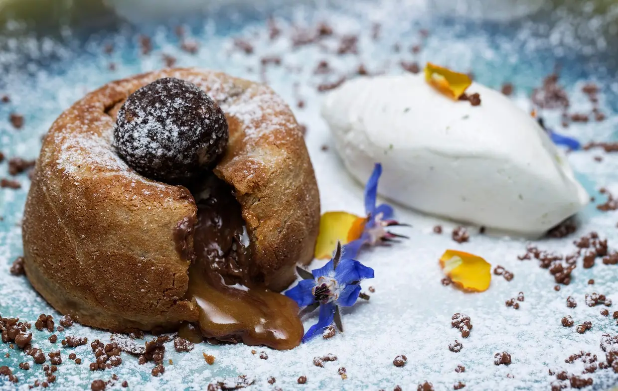 Sobremesa feita com texturas de chocolate, praliné de chocolate, petazetas, gelado de gengibre e salame de chocolate