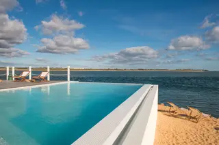 Mergulhar na piscina do Grand Beach Club não é a única atividade disponível, o hotel tem vários programas, como a visita às salinas da Salmarim, passeios a cavalo na praia, workshops de cocktails no Grand Salon Bar, viagem de girocóptero e mergulho e observação de atuns