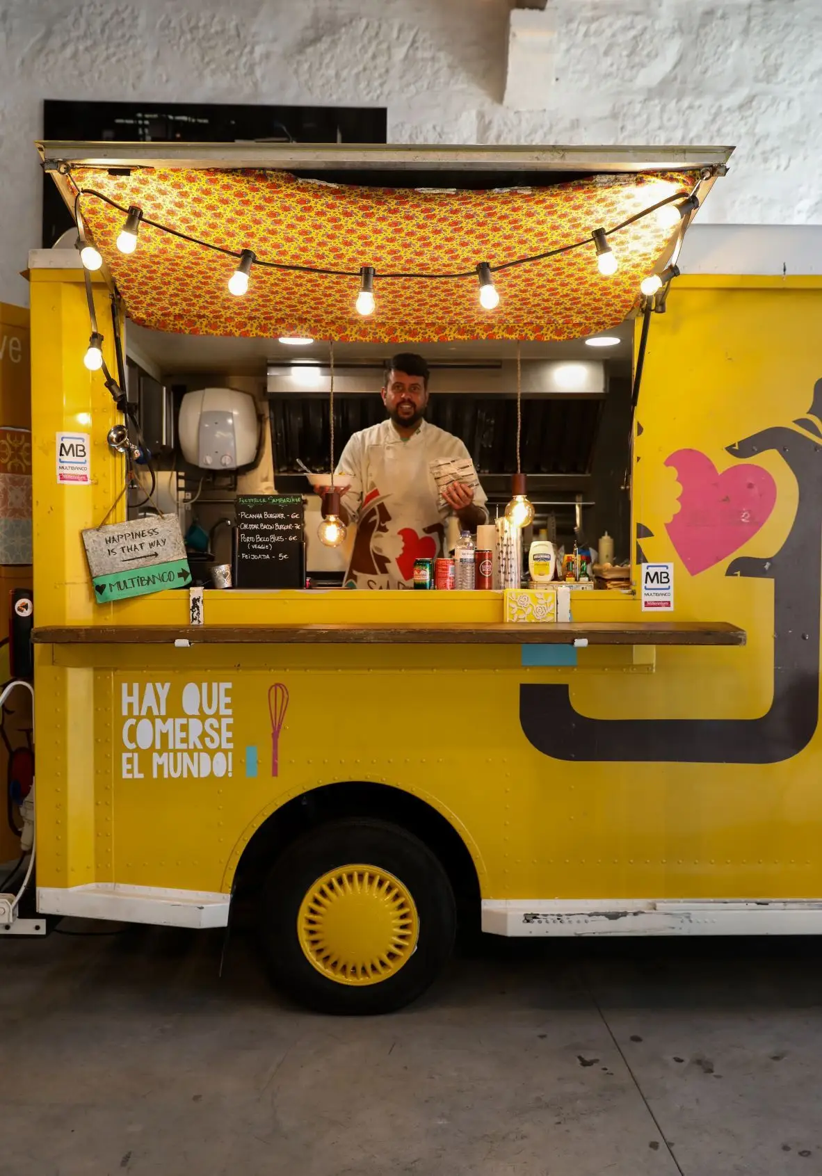 Rodrigo Guimerà trocou Barcelona pelo Porto, por onde anda com a sua food truck SambarILove, "a única no mundo a vender feijoada à brasileira", diz